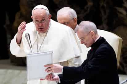 'En la Curia romana ahora hay varias mujeres porque desempeñan mejor que nosotros los hombres en ciertos roles', asegura Francisco. (ARCHIVO)