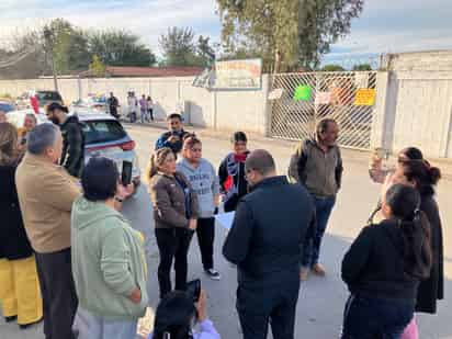 Durante la protesta hubo una madre de familia que dijo estar en desacuerdo con la manifestación y que les pidió a los quejosos buscar otras alternativas de solución. (EL SIGLO DE TORREÓN)