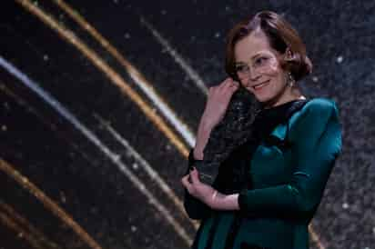 La actriz estadounidense Sigourney Weaver recibe el Goya Internacional durante la ceremonia de entrega de la 38 edición de los Premios Goya celebrada este sábado en Valladolid. EFE/Chema Moya