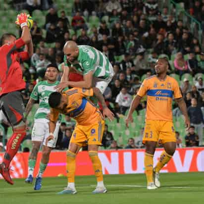 Un Santos Laguna sin pies ni cabeza, careció de una clara idea de juego anoche en el Estadio Corona. (RAMÓN SOTOMYOR COVARRUBIAS)