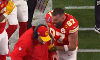 VIDEO: Travis Kelce 'explota' y empuja a Andy Reid en pleno Super Bowl