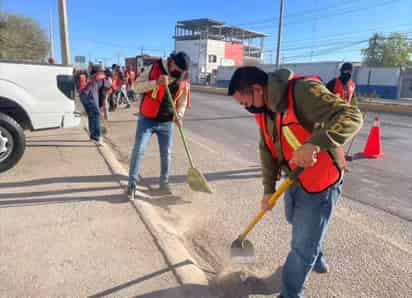 Avanzan acciones de limpieza en la ciclovía de la antigua carretera a San Pedro. (EL SIGLO DE TORREÓN)