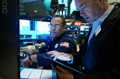 Los tres promedios principales vienen de su quinta semana consecutiva de ganancias, con el S&P 500 y el Nasdaq Composite añadiendo un 1.4% y un 2.3% la semana pasada, respectivamente. (ARCHIVO)