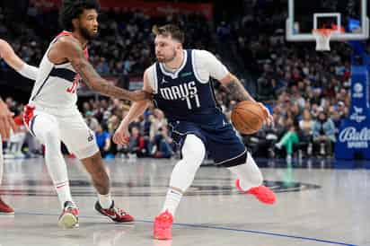 Luka Doncic (77), de los Mavericks de Dallas, lleva el balón ante la presión de Marvin Bagley III (35), de los Wizards de Washington.