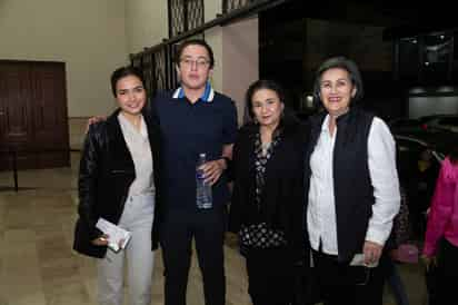 Viviana Zarzar, Roberto Villarreal, Paty Villarreal y Mayra Salas (EL SIGLO DE TORREÓN/ENRIQUE CASTRUITA)