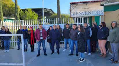 Los maestros protestantes a las afueras del Cobaed 02 tomado. (CORTESÍA)