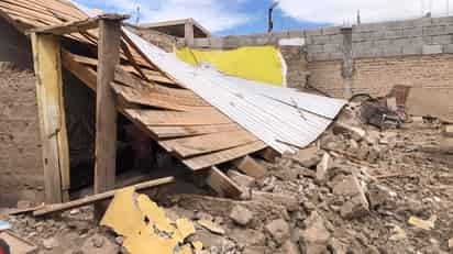 Techo de vivienda derrumbado.  (EL SIGLO DE TORREÓN)