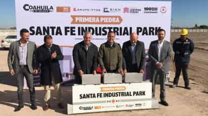 Colocan empresarios y autoridades primera piedra del Santa Fe Industrial Park al oriente de Torreón. (FERNANDO COMPEÁN / EL SIGLO DE TORREÓN)