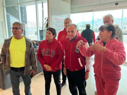 Protesta de adultos mayores por clausura de sanitarios en el bosque Venustiando Carranza. 