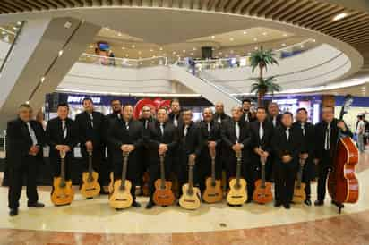 Rondalla Nostalgia ofrece concierto para enamorados (EL SIGLO DE TORREÓN / ENRIQUE CASTRUITA)