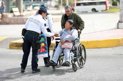 Policías de Saltillo entregan flores por San Valentín. 