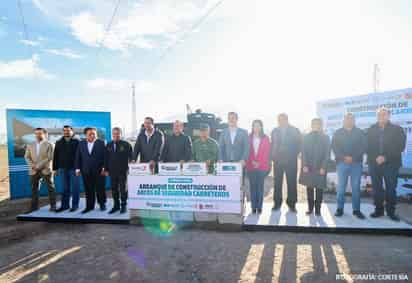 El gobernador Manolo Jiménez en el arranque de la construcción de los arcos. (RENÉ ARELLANO)