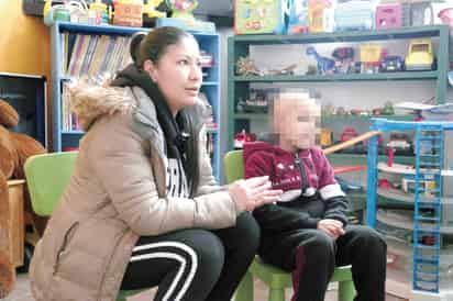 Para la pequeña Itzel y su madre Yessenia, Casa Feliz ha sido como un segundo hogar en Torreón, durante su lucha contra el tumor cerebral que le fuera detectado a la pequeña. (VAYRON INFANTE / EL SIGLO DE TORREÓN)