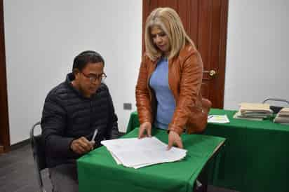 Trámite de escrituración en la colonia El Mirador. (MARÍA DE JESÚS VÁZQUEZ)