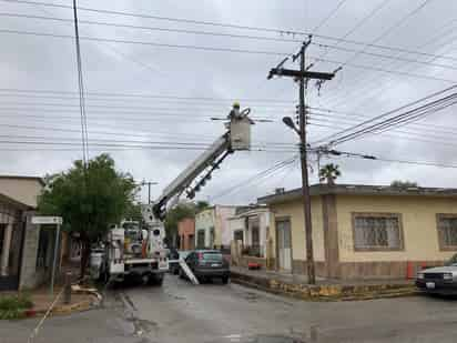 CFE en trabajos de servicio a la red de Matamoros. 