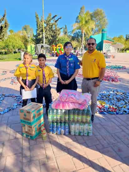 Los jóvenes reunieron latas de aluminio y taparroscas para recaudar dinero. (EL SIGLO DE TORREÓN)