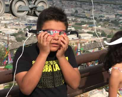 Niño viendo un eclipse. (ARCHIVO)