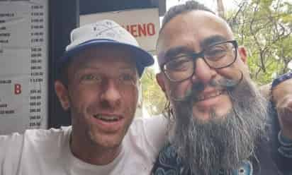 Chris Martin de Coldplay es captado en una barbería de CDMX