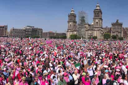 Manifestación. De nueva cuenta la 'marea rosa', integrada por miles de ciudadanos, se apropió del Zócalo de la Ciudad de México, esta vez 'en defensa de nuestra democracia'; Lorenzo Córdova, exconsejero presidente del INE fue el principal orador. (ARCHIVO)