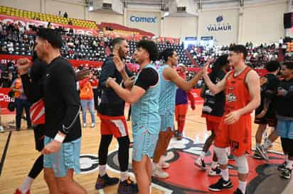 Rivales en la duela, pero compañeros de profesión, los jugadores de los distintos equipos de la liga se saludaron deportivamente, en una jornada repleta de espectáculo y sonrisas en el 'AudiToro'. (RAMÓN SOTOMAYOR)