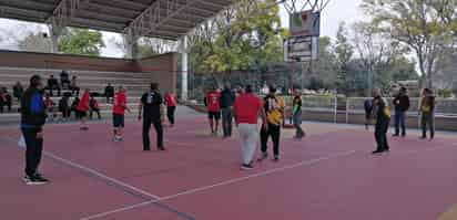 Participan adultos mayores del DIF Torreón en competencia deportiva amistosa.