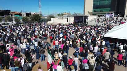 Este domingo miles de laguneros participaron en la Marcha por la Democracia, que partió de Alameda a la Plaza Mayor de Torreón. (VERÓNICA RIVERA/EL SIGLO DE TORREÓN)