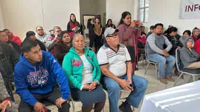 Entrega de tarjetas de internet gratis. (SERGIO A. RODRÍGUEZ)