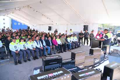 Entrega de uniformes a elementos de Tránsito y Vialidad en Gómez Palacio. (CORTESÍA)