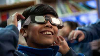 Un niño con gafas para ver el eclipse. (EL SIGLO DE DURANGO)