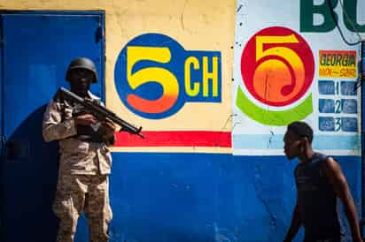 Un integrante de las fuerzas armadas resguarda una calle en Haití. (ARCHIVO)