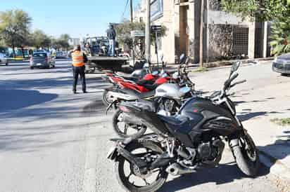 El retiro se efectuó al constatar que sus tripulantes incumplían con la portación de casco, placa o licencia de conducir. (FERNANDO COMPEÁN / EL SIGLO DE TORREÓN)