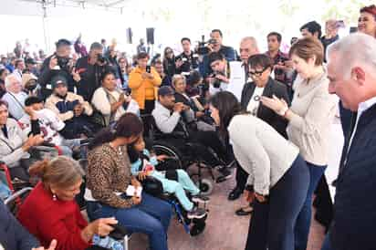 Ayer, las personas beneficiarias de La Laguna recibieron sillas de ruedas y apoyos funcionales. (EL SIGLO DE TORREÓN)