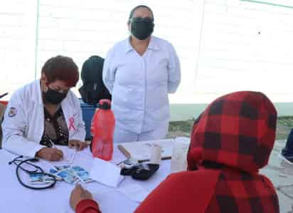 En la Feria de la Salud de Lerdo, el personal brinda atención a la población de manera gratuita. (EL SIGLO DE TORREÓN)