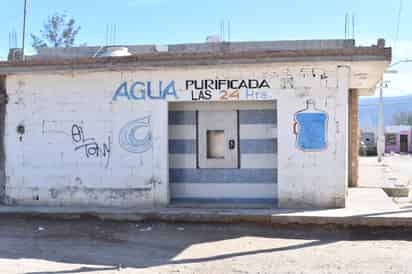 Despachadora de agua en Zaragoza Sur. (FERNANDO COMPEÁN)