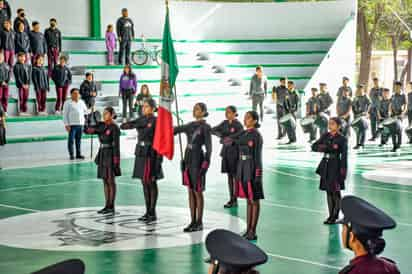 Demostración de escoltas de bandera escolar. (CORTESÍA)