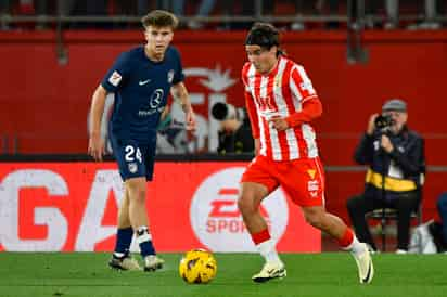 El centrocampista del Almería Luka Romero (d) controla el balón ante el centrocampista del Atlético de Madrid Pablo Barrio durante el partido de LaLiga entre la Ud Almería y el Atlético de Madrid celebrado este sábado en el Power Horse Stadium de Almería. EFE 