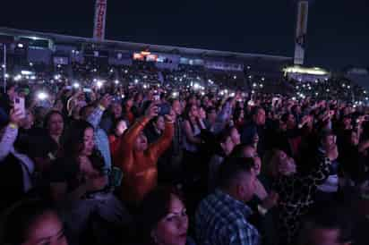 Los Temerarios llegaron ayer a Torreón para ofrecer su gira Hasta siempre, que reunió a más de 10 mil laguneros. (VAYRON INFANTE)