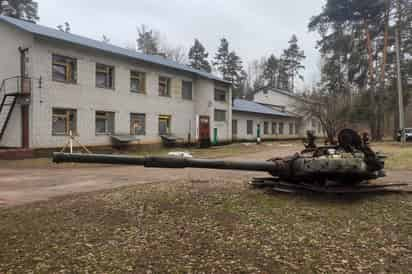  Dos años después de que Rusia lanzara su invasión a gran escala, las cicatrices de la ocupación están profundas en las almas y las calles de la aldea de Yagidne, cerca de Chernihiv, cuyos 366 residentes, entre ellos bebés, enfermos y ancianos, fueron encerrados durante un mes en el sótano de una escuela local mientras sus casas eran saqueadas y destruidas. (EFE)