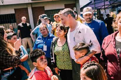 Alejandro Sanz visita Chile tras incendio que dejó más de 120 personas muertas