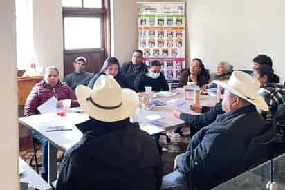 A fin de que consoliden sus actividades económicas, la Dirección de Comercio y Turismo, en conjunto con el Instituto Municipal de Emprendimiento, realizó la segunda capacitación dirigida a las mujeres campesinas del Cañón de Jimulco, así lo informó Luis Téllez Montes, titular de la dependencia.