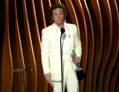 Jeremy Allen White recibe el premio a mejor actor en una serie de comedia por 'The Bear' en la 30a entrega anual de los Premios SAG del Sindicato de Actores de la Pantalla el sábado 24 de febrero de 2024 en el Shrine Auditorium en Los Ángeles. (Foto AP/Chris Pizzello)