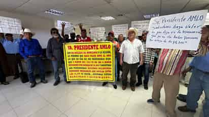 Exobreros de Altos Hornos de México protestaron en la Presidencia Municipal de Monclova, contra el regidor José Daniel González Méndez, presidente de la comisión de Derechos Humanos, que maltrató a adultos mayores de la organización.