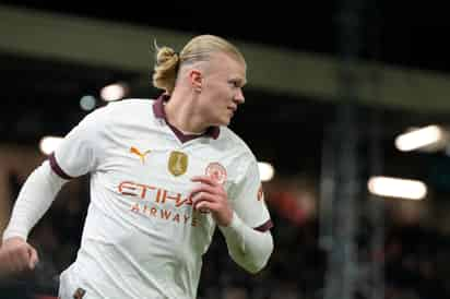 Con cinco goles, cuatro de ellos asistidos por Kevin de Bruyne, Erling Haaland volvió a demostrar que es una máquina de marcar.(AP Foto/Alastair Grant)