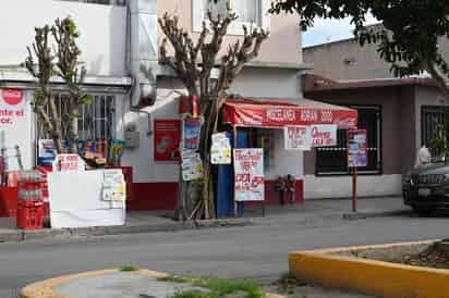 Operador de camión de reparto de refrescos se opone asalto y se encierra en miscelánea junto con los propietarios del comercio, el ladrón huyó con rumbo desconocido abordo de un taxi.