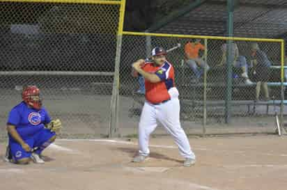 Batazos largos en softbol lento de Club Deportivo San Isidro