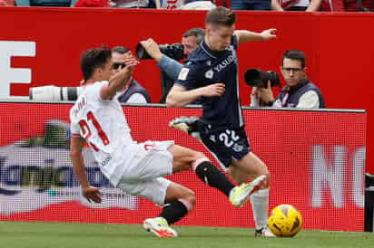  El centrocampista del Sevilla Óliver Torres y el centrocampista de la Real Sociedad Beñat Turrientes, durante el partido de LaLiga EA Sports de la jornada 27 disputado este sábado en el estadio Ramón Sánchez-Pizjuán de Sevilla.- EFE/José Manuel Vidal
