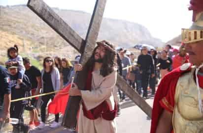 El año pasado, la representación 41 del Víacrucis del Cristo de las Noas sufrió ajustes como la hora de inicio que fue a las 9:00 hrs. (EL SIGLO DE TORREÓN)