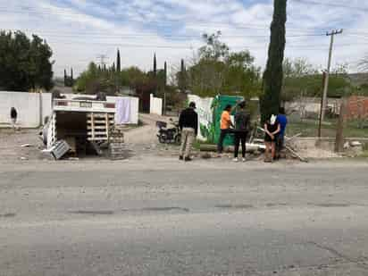 Vuelca camioneta tras impactarse contra una propiedad en Lerdo