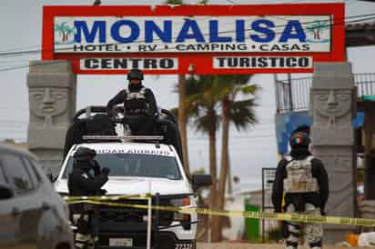 Persona de la Guardia Nacional (GN) resguarda este domingo la zona donde se localizó el cuerpo de uno de sus compañeros extraviado en el mar el pasado martes en playa Corona en Ensenada, en Baja California (México). (ARCHIVO)