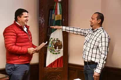 Este lunes, el alcalde, Homero Martínez Cabrera, tomó protesta a Tadeo Julio César Toledo Herrera, como titular de Asuntos de Interior y Gobernanza Exterior. (DIANA GONZÁLEZ)